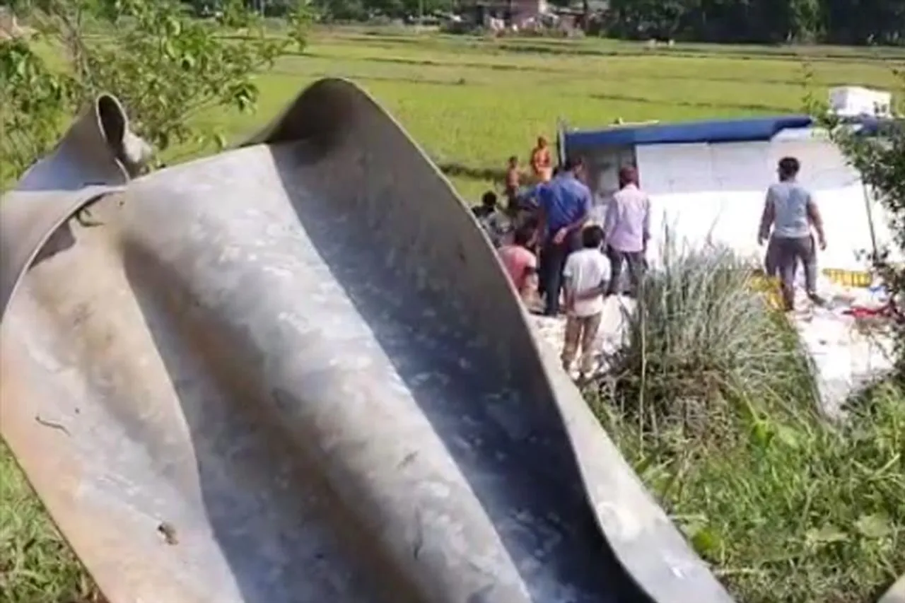 মাছ বোঝাই লরি উল্টে বিপত্তি