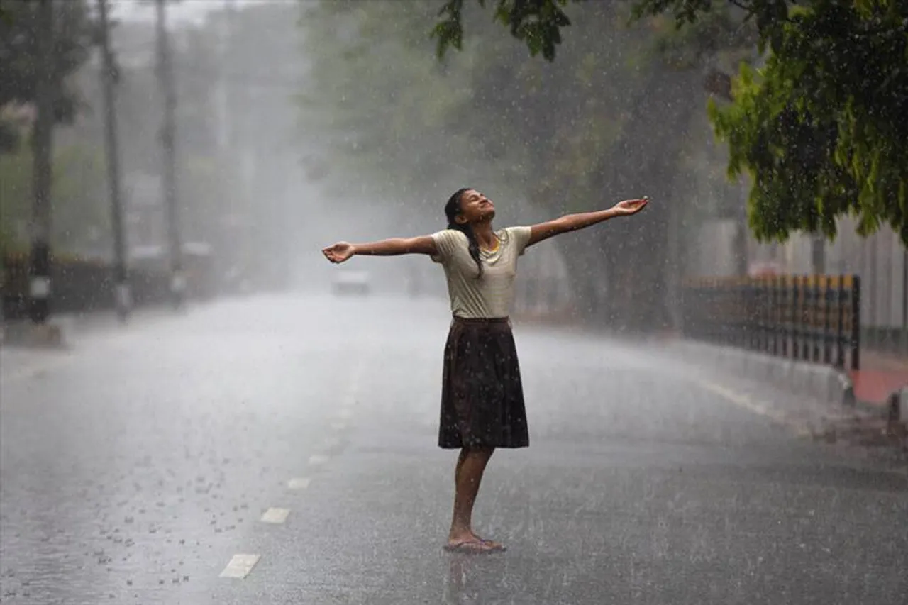 জন্মাষ্টমীতে বৃষ্টিতে ভিজছে শহরতলী