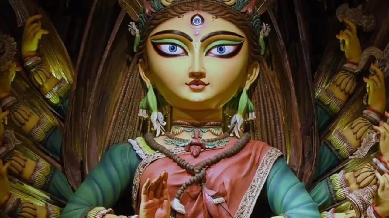 চেতলা অগ্রণীর মণ্ডপে মানুষের ঢল