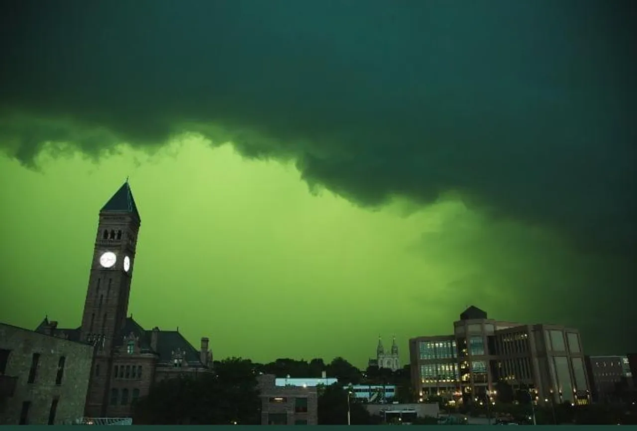 শক্তিশালী ঝড়ের পর যুক্তরাষ্ট্রের বেশ কয়েকটি শহরে আকাশ সবুজ হয়ে উঠেছে, ভাইরাল ছবি