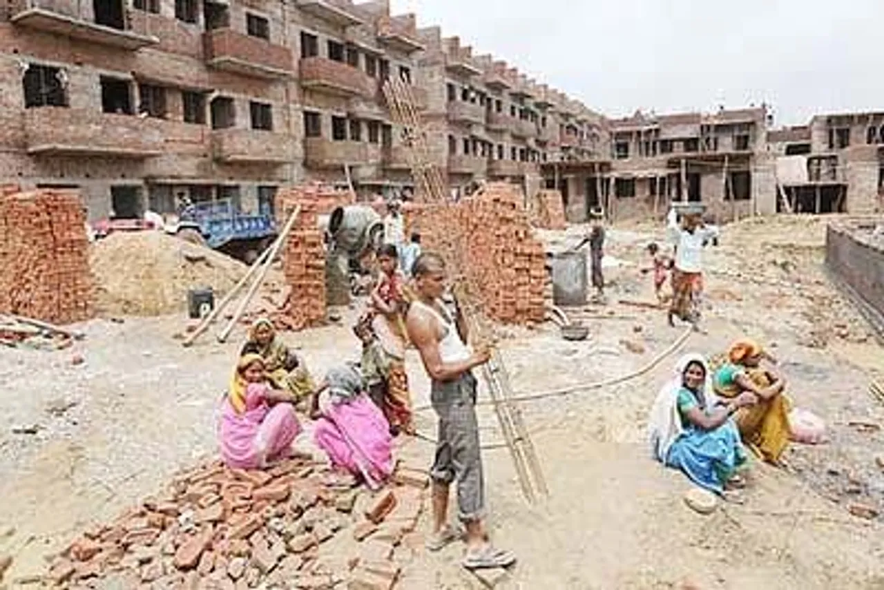 নির্মাণ শ্রমিকদের বিনামূল্যে বাসে ভ্রমণ করার ঘোষণা দিল দিল্লি সরকার