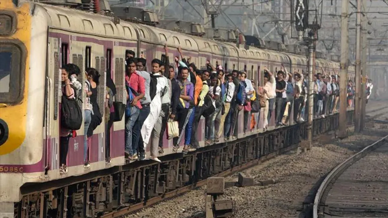 চলন্ত ভিড় ট্রেন থেকে পড়ে মৃত্যু যাত্রীর