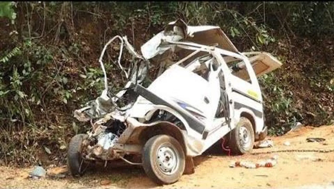 ২টি গাড়ির মুখোমুখি সংঘর্ষে গুরুতর আহত ২