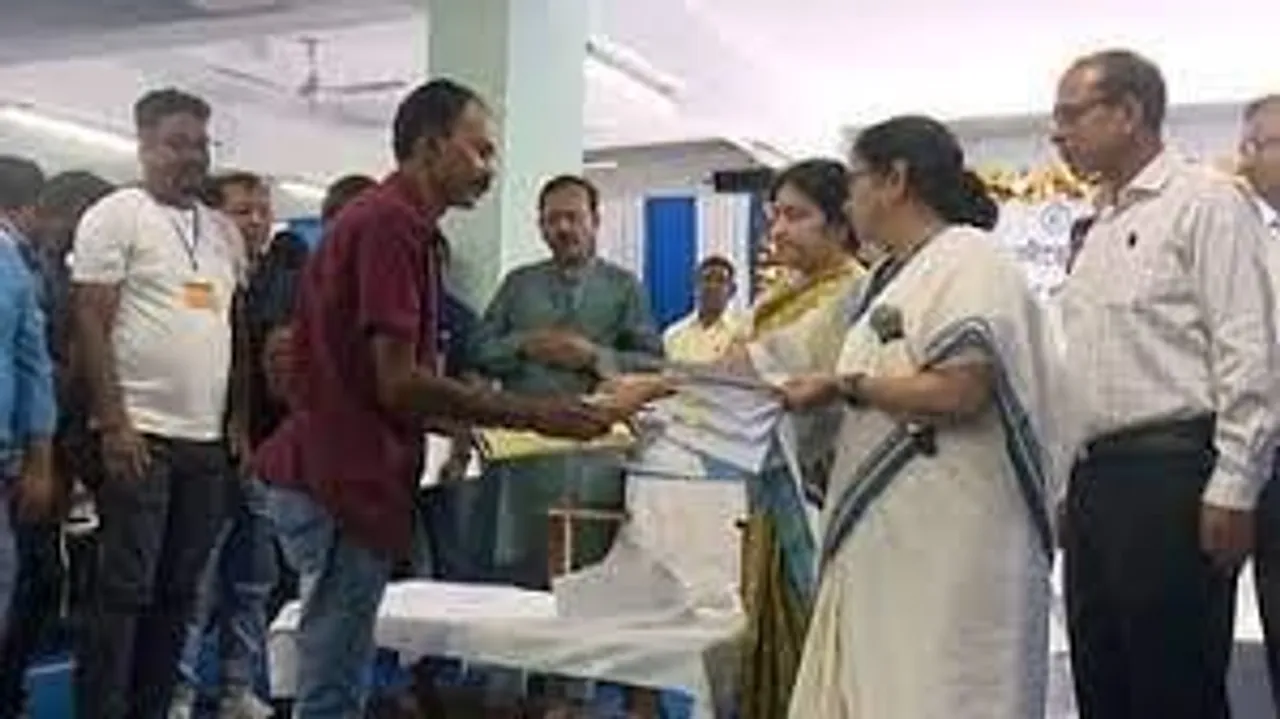 মালবাজারে উদ্ধারকারীদের  সাহসিকতার সম্মান দিলেন মুখ্যমন্ত্রী