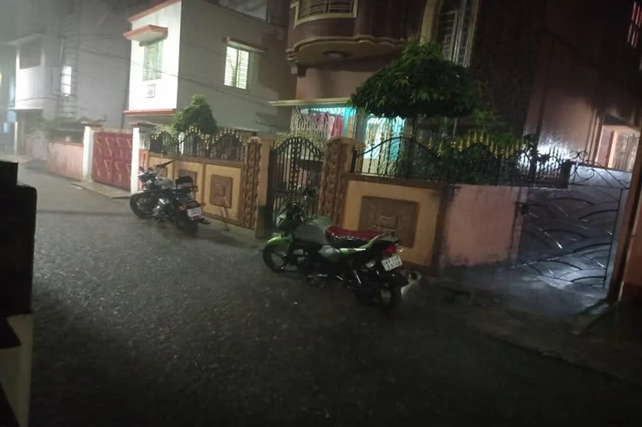 শীতের সন্ধ্যায় শহর ভিজল শিলাবৃষ্টিতে