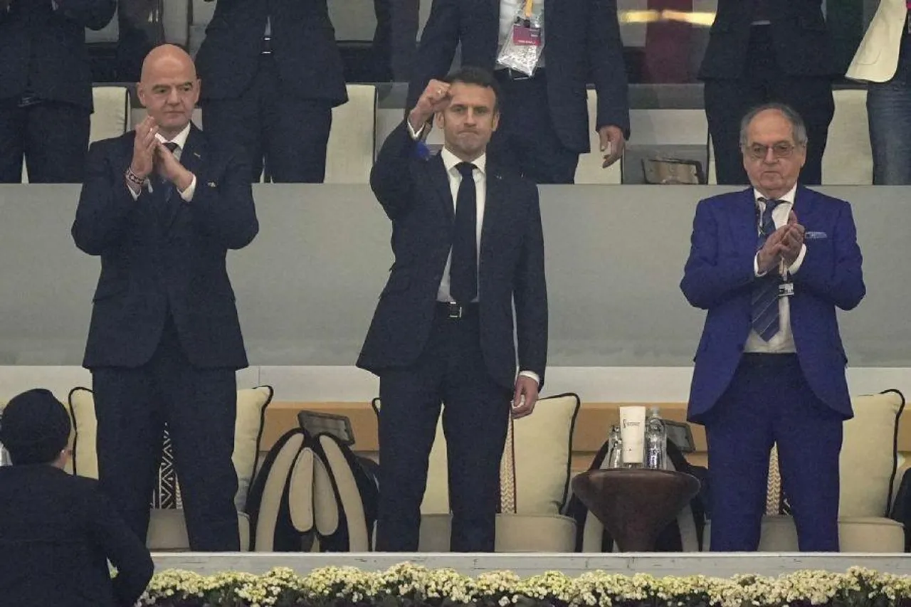 আজও মাঠে গিয়ে খেলা দেখবেন ম্যাক্রোন