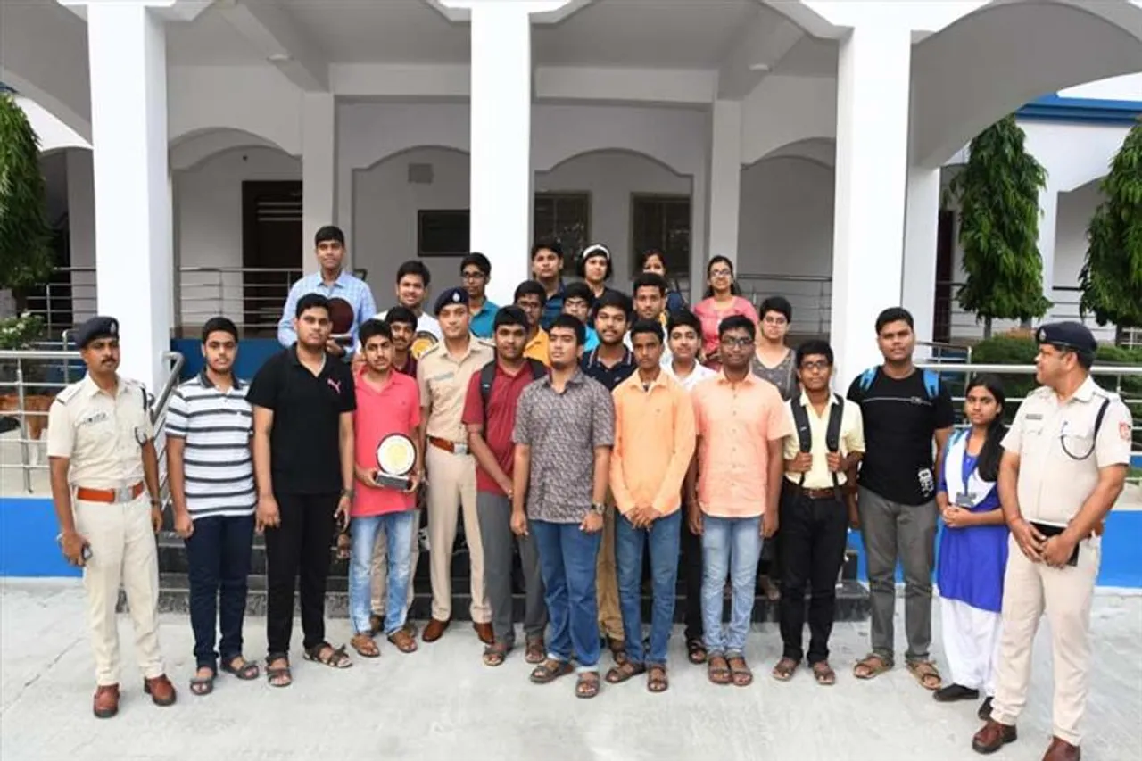 মাধ্যমিকে অসাধারণ সাফল্যের জন্য ৩৯ জন কৃতি ছাত্রছাত্রীকে সংবর্ধনা দিল বাঁকুড়া পুলিশ লাইন্স