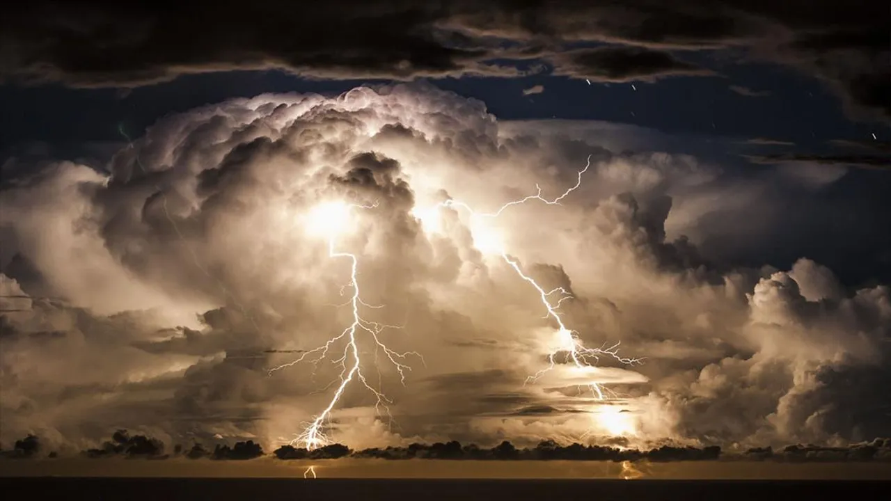 বৃষ্টির সংস্পর্শে সমতল থেকে পাহাড়, দুই ভারতেই জারি সতর্কতা