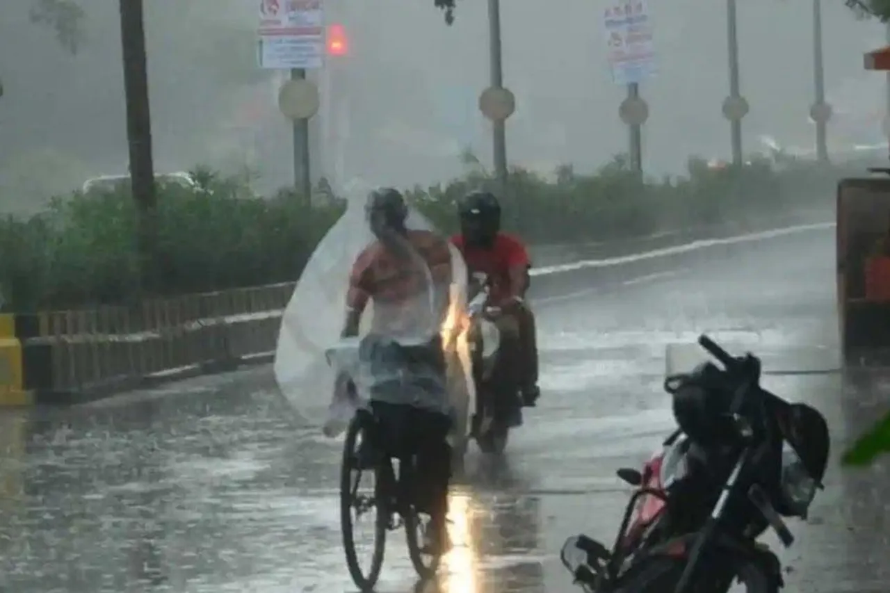 দেশের বিভিন্ন অংশে ভারী বৃষ্টির পূর্বাভাস, জারি হলুদ সতর্কতা