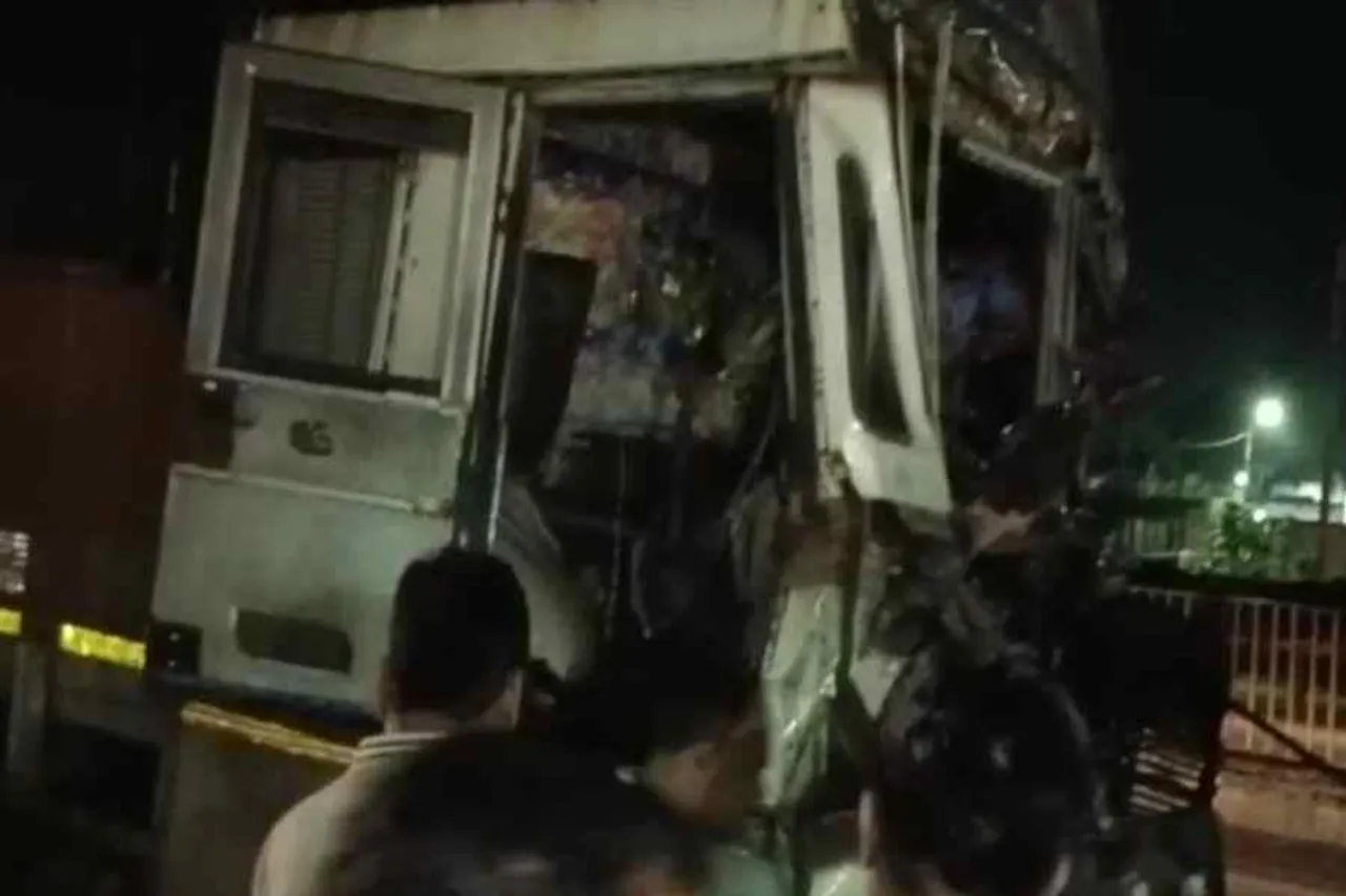 দুর্গাপুরে ভয়াবহ সড়ক দুর্ঘটনা