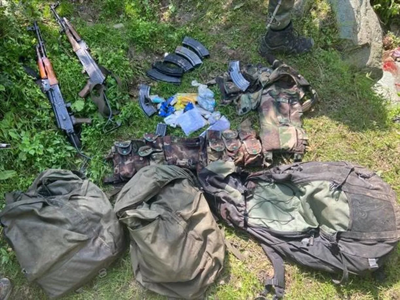 রাজৌরি এবং সাম্বা থেকে উদ্ধার পিস্তল, রাইফেল ভর্তি ব্যাগ