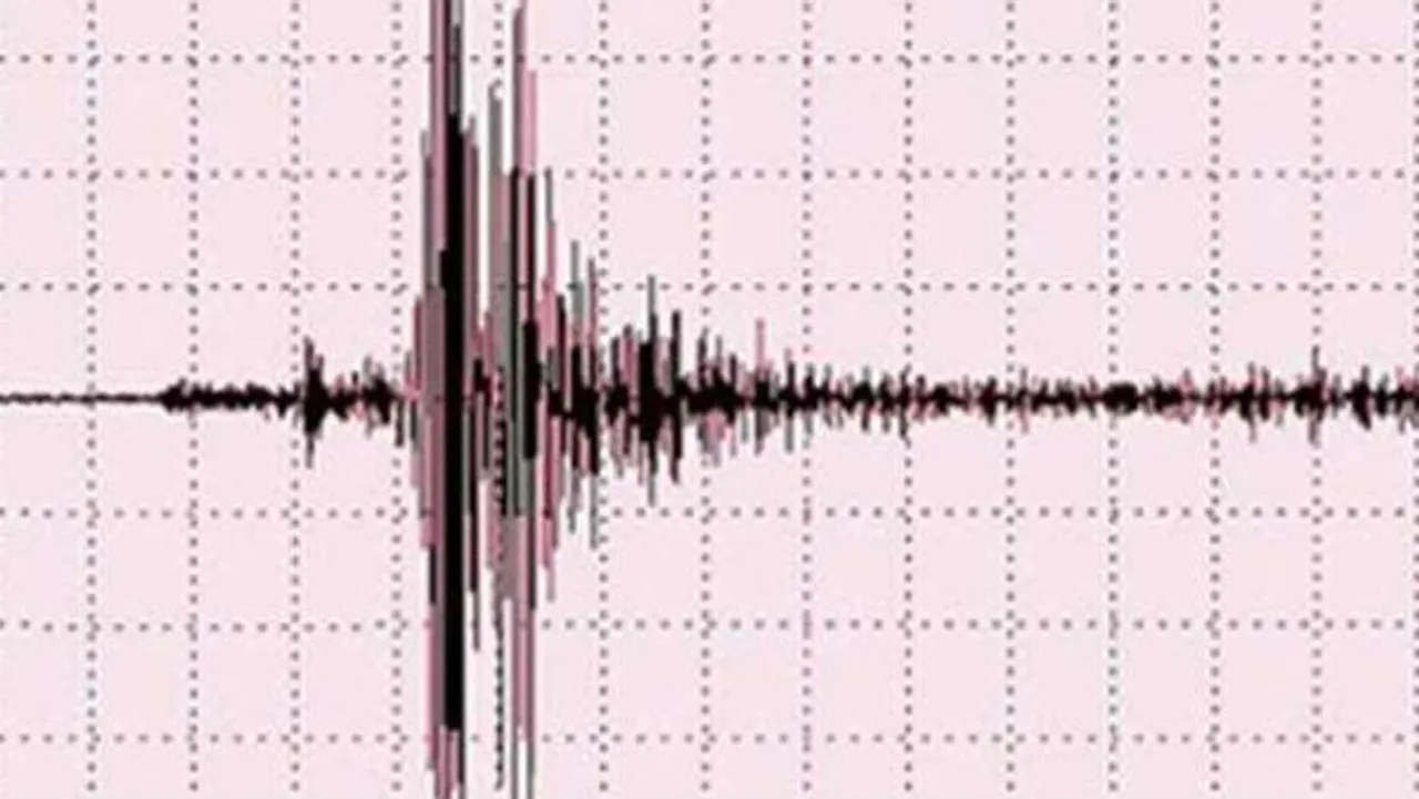 তীব্র ভূমিকম্পে কেঁপে উঠল ইন্দোনেশিয়া