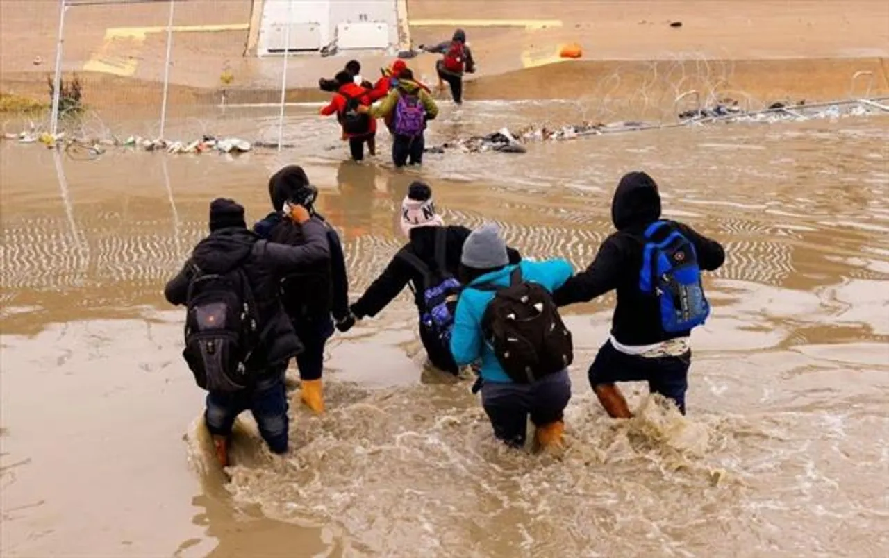 বাইডেনের নতুন নিষেধাজ্ঞার পর মার্কিন সীমান্তে গ্রেপ্তার কমেছে