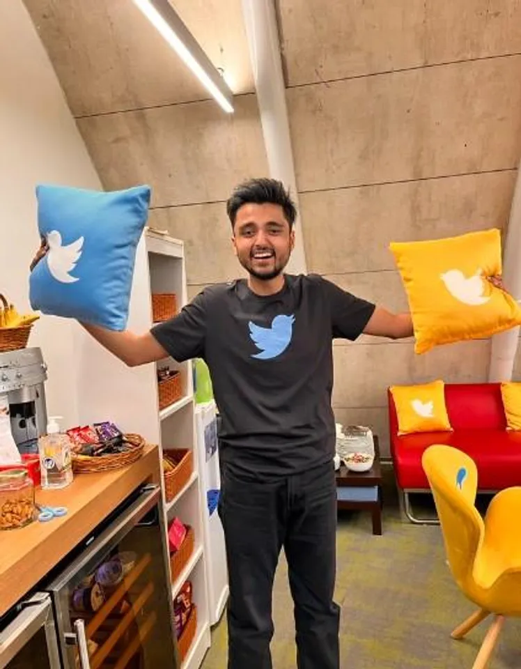 বিনা নোটিশে চাকরি খুঁইয়ে হাসি মুখে ছবি টুইটার কর্মীর