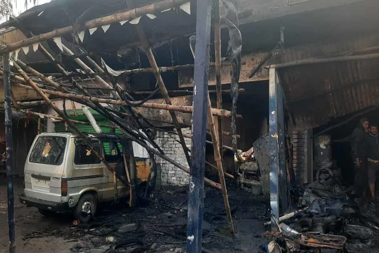 ভয়াবহ অগ্নিকাণ্ডে ভস্মীভূত তিনটি দোকান