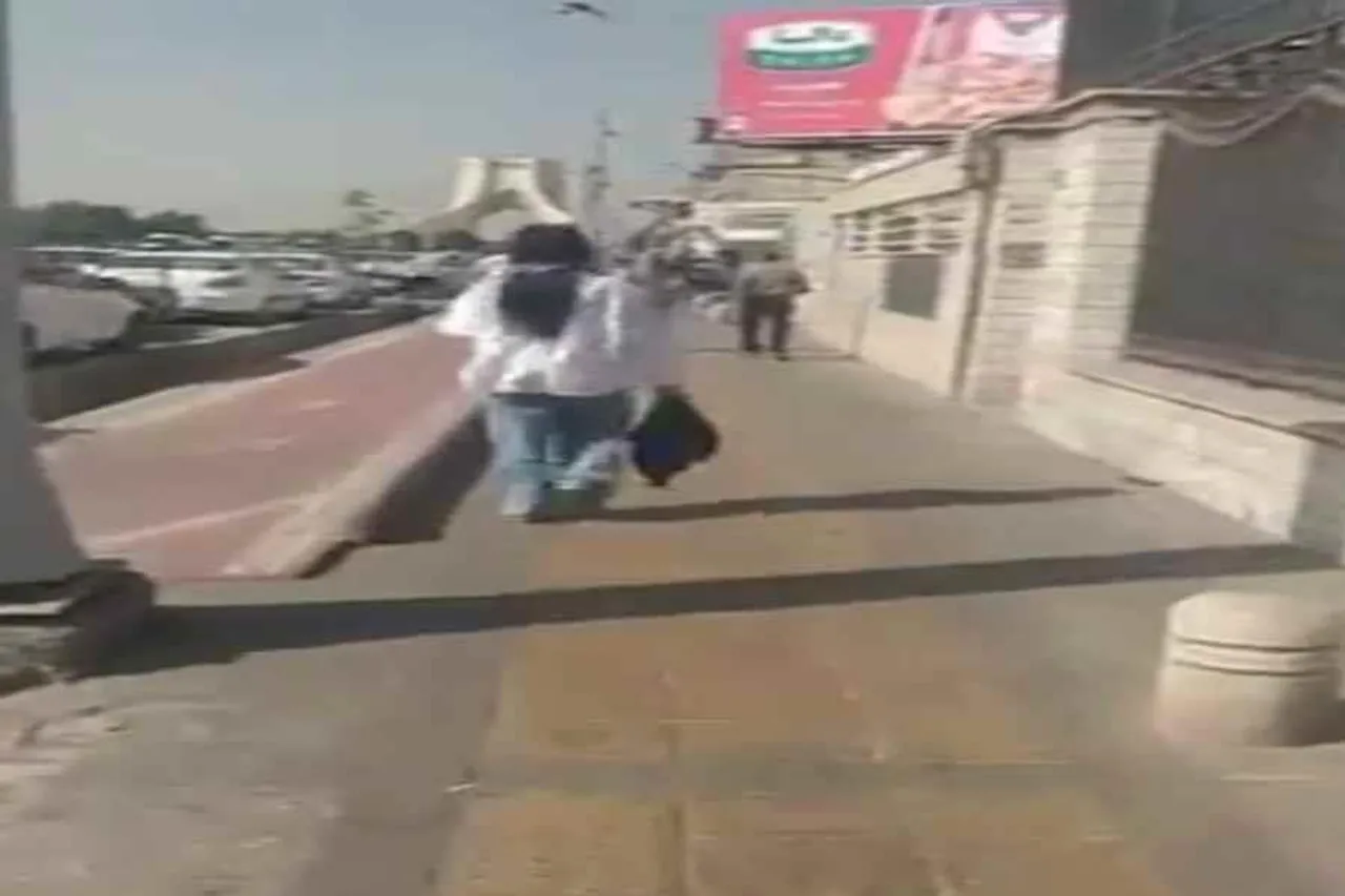 দিনের বেলা একাই প্রকাশ্য রাস্তায় হিজাব খুলে ঘুরলেন মহিলা