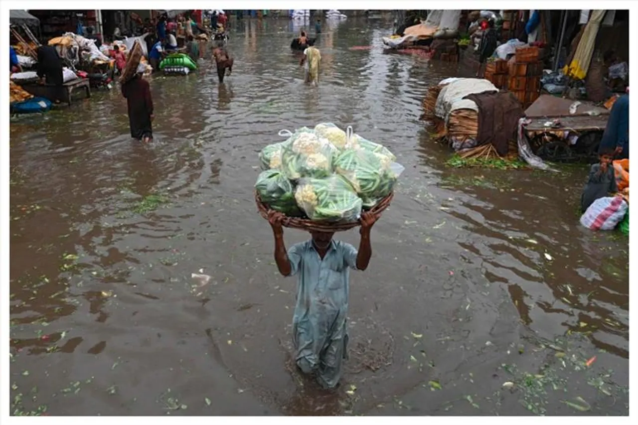 পাকিস্তানের বন্যাতে প্রাণ হারিয়েছে প্রায় ১৫০০ লোক