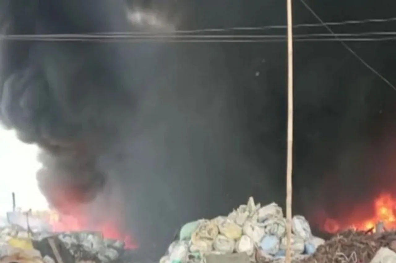 দাউ দাউ করে জ্বলছে বন্ধ গোডাউন, দেখুন