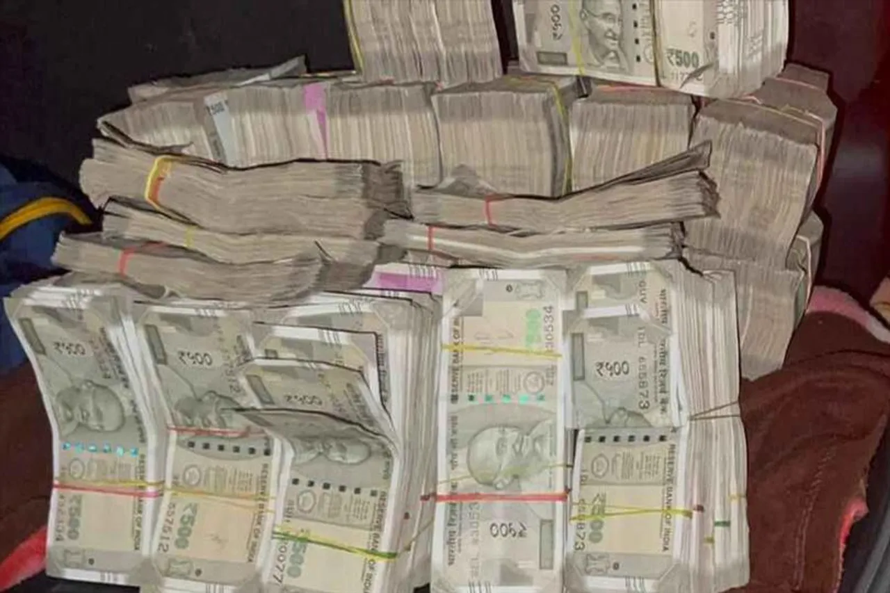 হাওড়ায় গাড়ি ভর্তি টাকা কাণ্ডে নাম জড়াল মুখ্যমন্ত্রীর