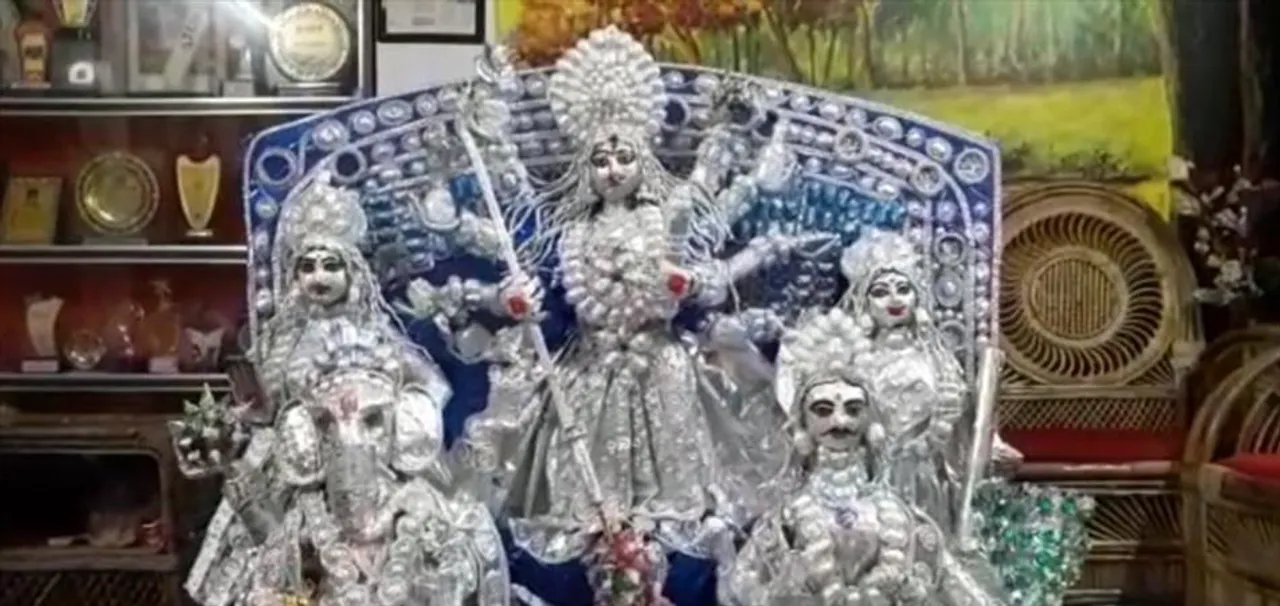ওষুধের খাম দিয়ে দুর্গা প্রতিমা বানালেন কৃষ্ণগঞ্জের গৃহবধূ