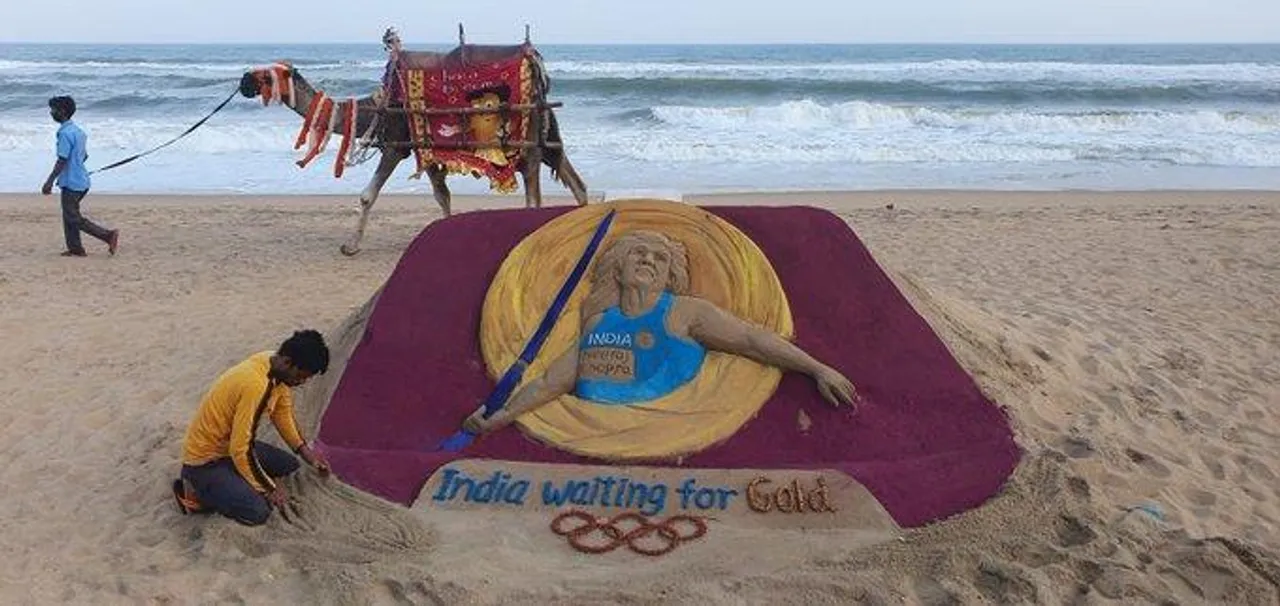 জ্যাভলিন থ্রোয়ার নীরজ চোপড়াকে উদ্দেশ্য করে অসাধারণ এই বালি শিল্প তৈরি করলেন এক বালক