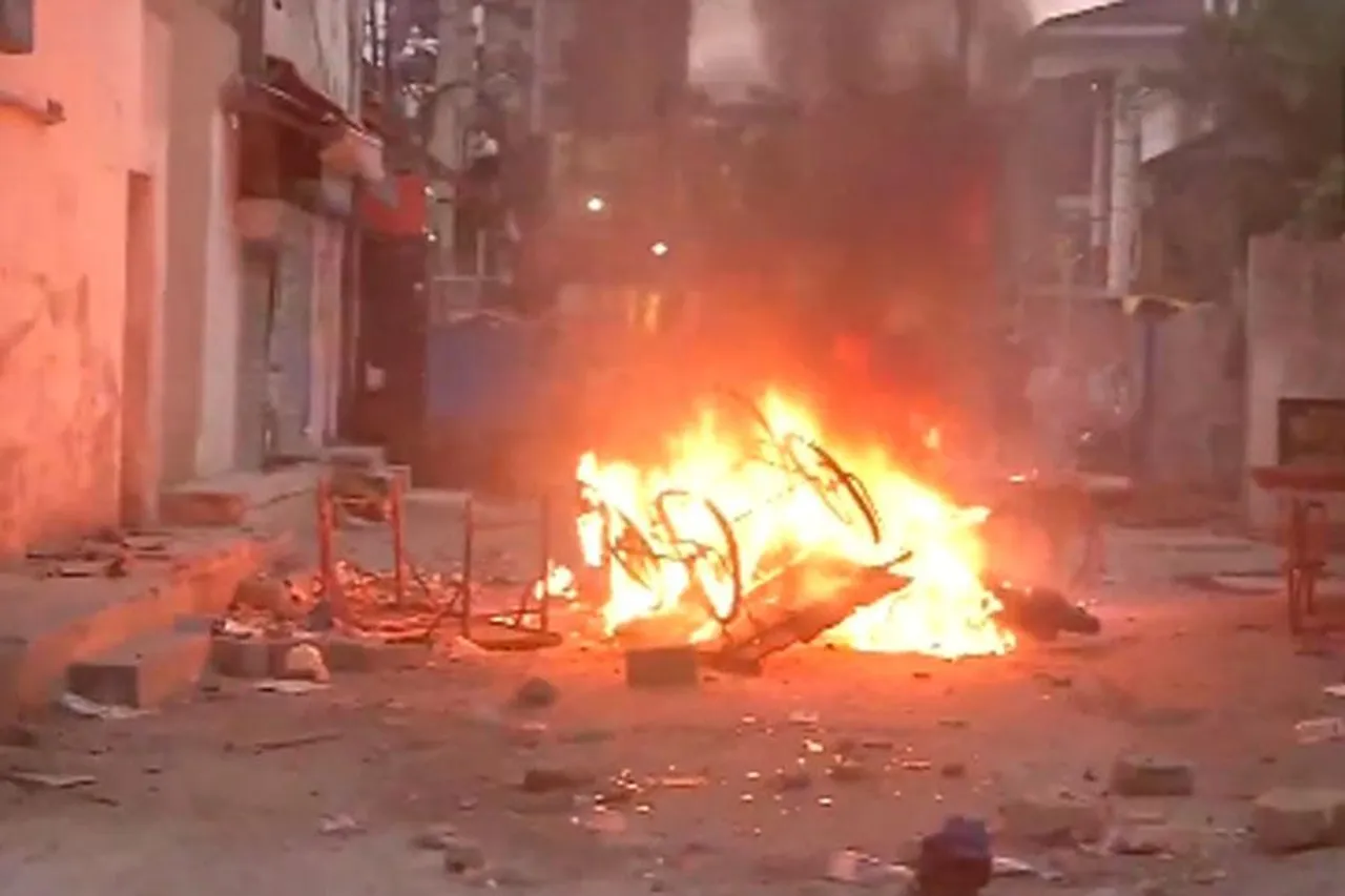 নবীকে নিয়ে বিতর্কিত মন্তব্যের জেরে জ্বলছে রাঁচি