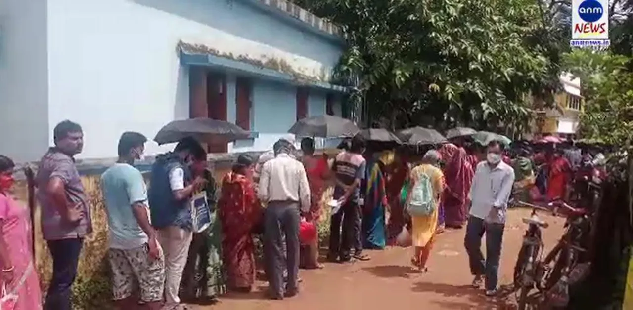 লম্বা লাইনে জনতা