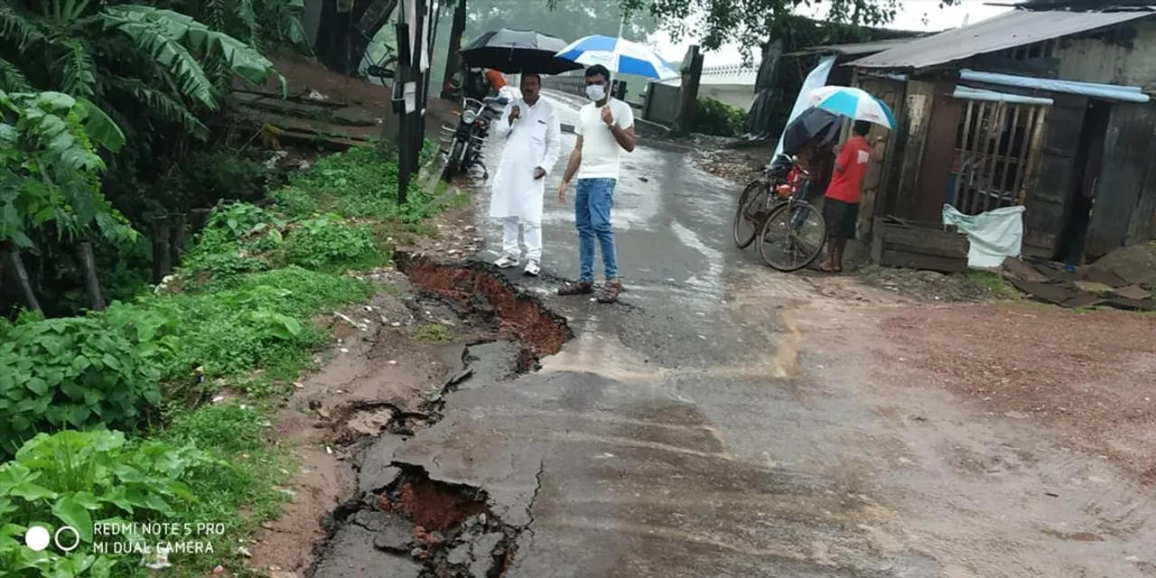 প্রবল বৃষ্টিতে পিচ রাস্তায় ধস