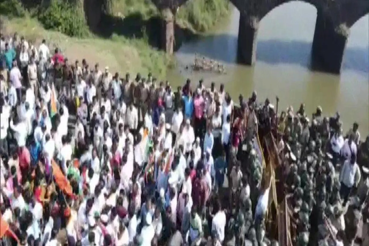 কর্ণাটকে বিশাল বিক্ষোভ, জারি হল ১৪৪ ধারা- দেখুন ভিডিও