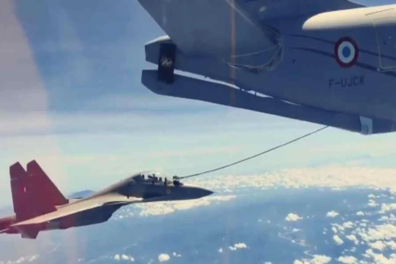 ফরাসি ট্যাঙ্কার বিমানকে মধ্য আকাশে জ্বালানি সরবরাহ ভারতীয় যুদ্ধ বিমানের- দেখুন অসাধারণ ভিডিও