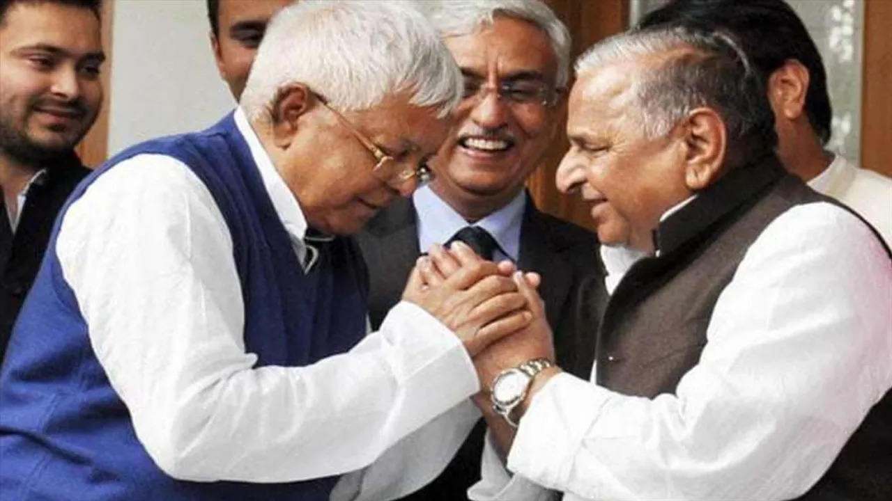 হাসপাতালে মুলায়ম সিংকে দেখতে গেলেন সপুত্র লালু প্রসাদ যাদব