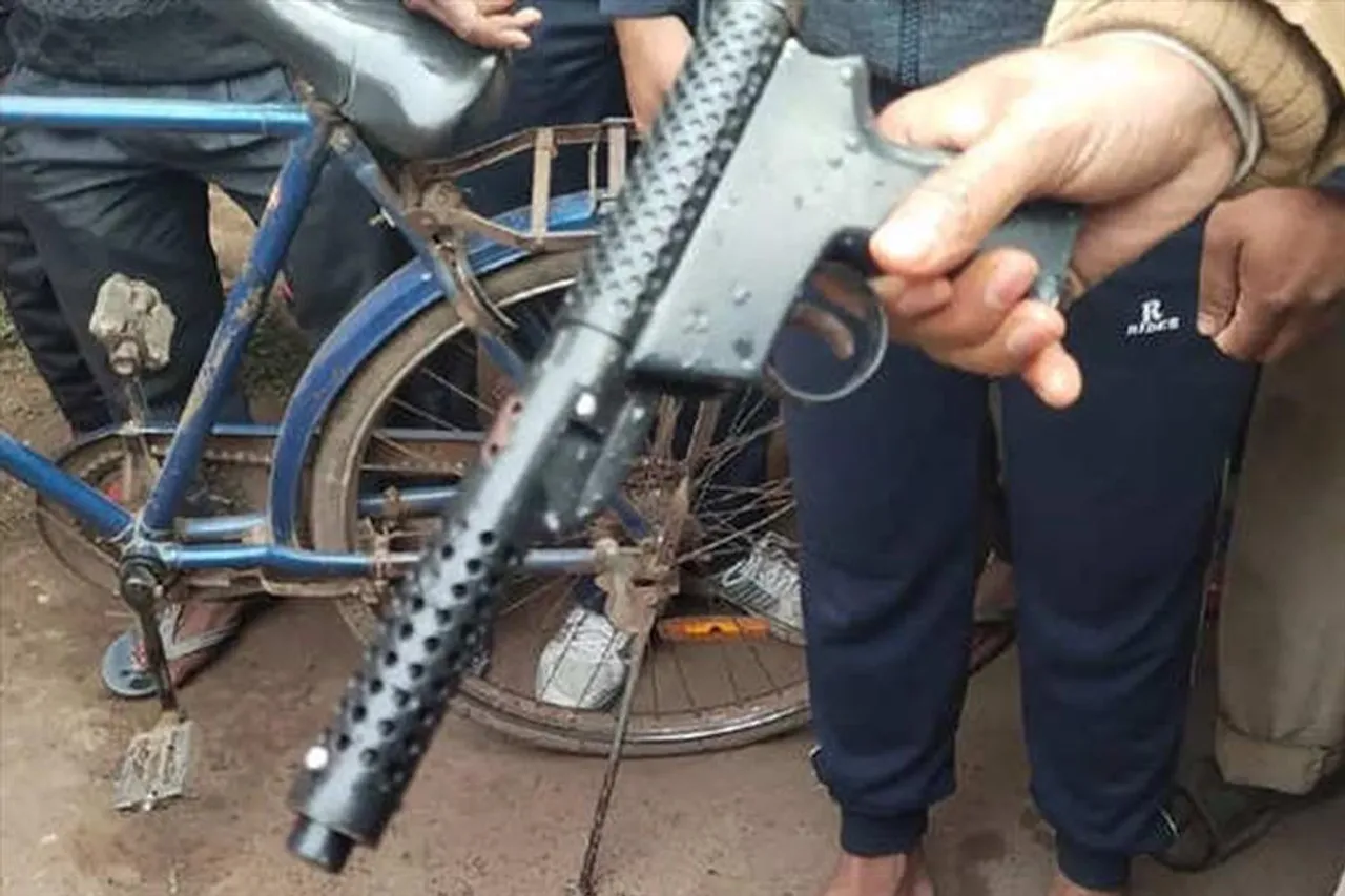 ড্রেন পরিষ্কারের সময় উদ্ধার প্লাস্টিকে মোড়া বন্দুক