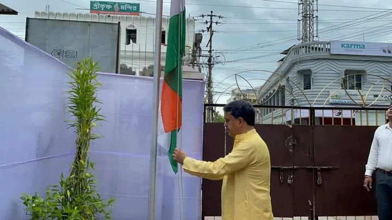 নিজের বাড়িতে পতাকা উত্তোলন করলেন ত্রিপুরার মুখ্যমন্ত্রী