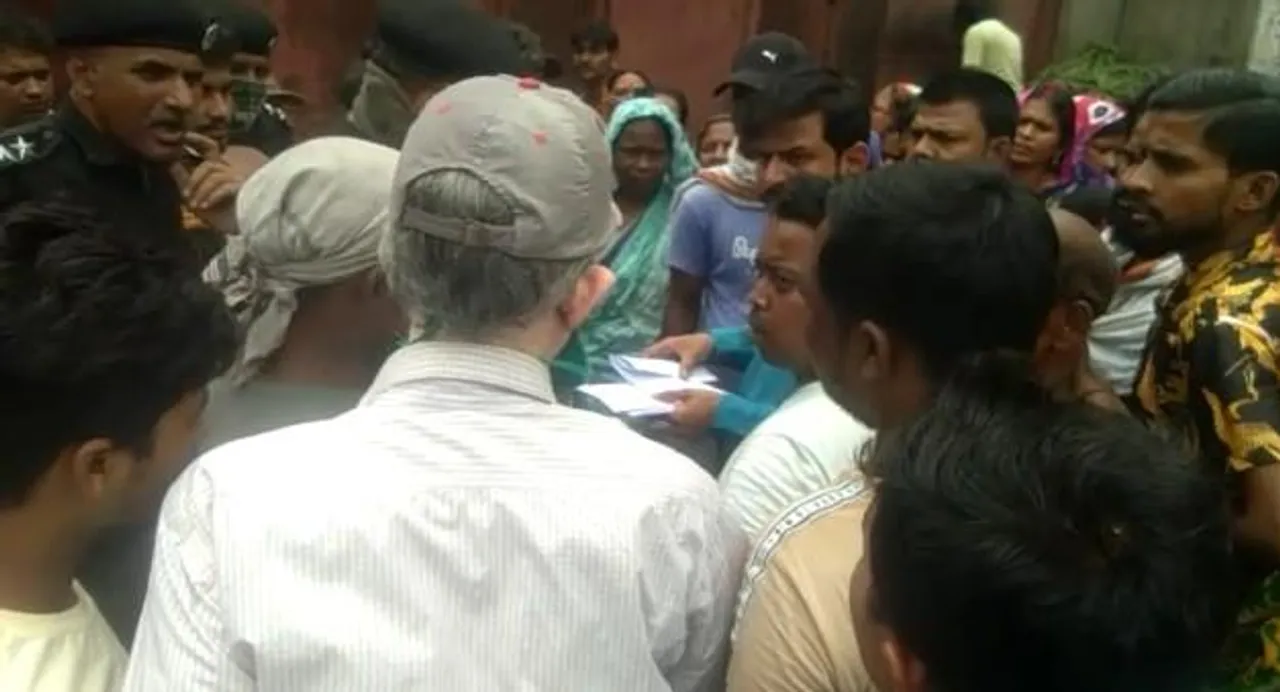 চাকরির দাবিতে কারখানার গেটের সামনে বিক্ষোভ স্থানীয়দের