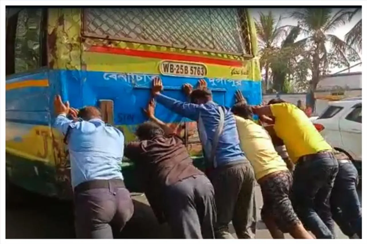 চলন্ত বাসের ইঞ্জিন থেকে ধোঁয়া,  অল্পের জন্য প্রাণে বাঁচলেন যাত্রীরা