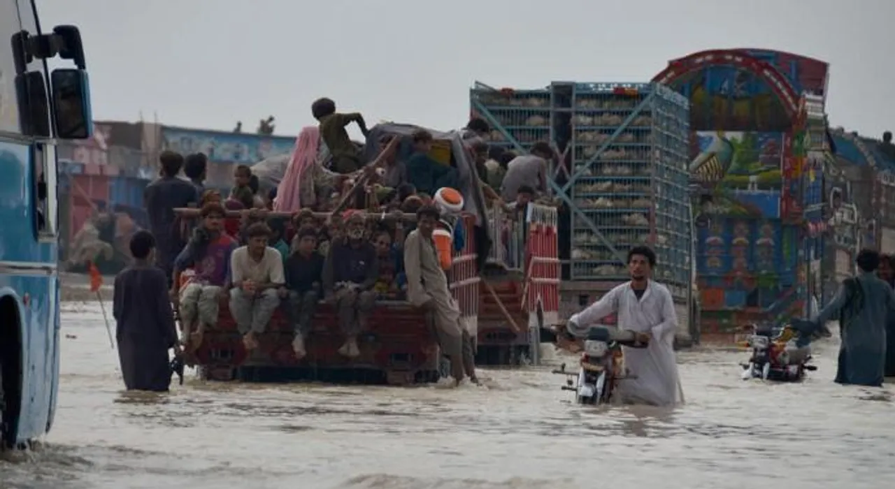 পাকিস্তানে ভয়াবহ বন্যায় মৃত কমপক্ষে ৯০৩