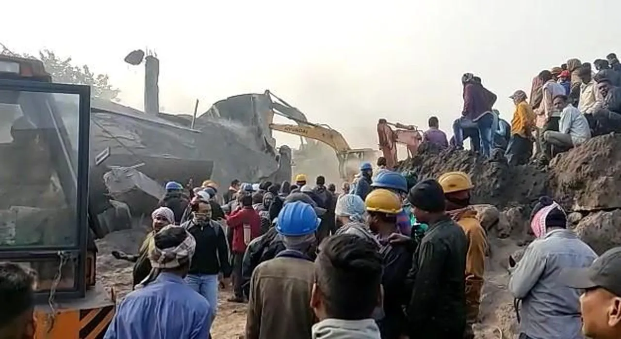 রানীগঞ্জে ফ্লাই অ্যাশে দুর্ঘটনা, চাপা পড়ার সম্ভাবনা তিন শ্রমিকের