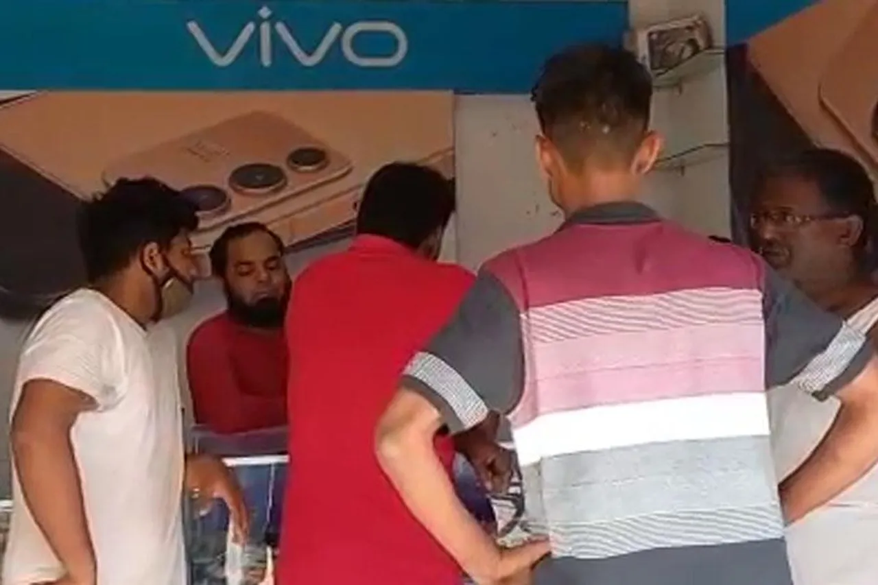 দোকানের দেওয়াল কেটে চুরি লক্ষাধিক টাকার মোবাইল