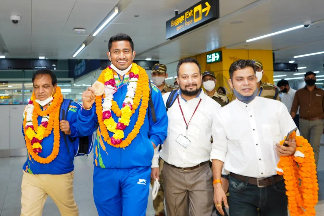 রাজকীয়ভাবে স্বাগত জানানো হল সুন্দর গুর্জর, অমিত সরোহাকে