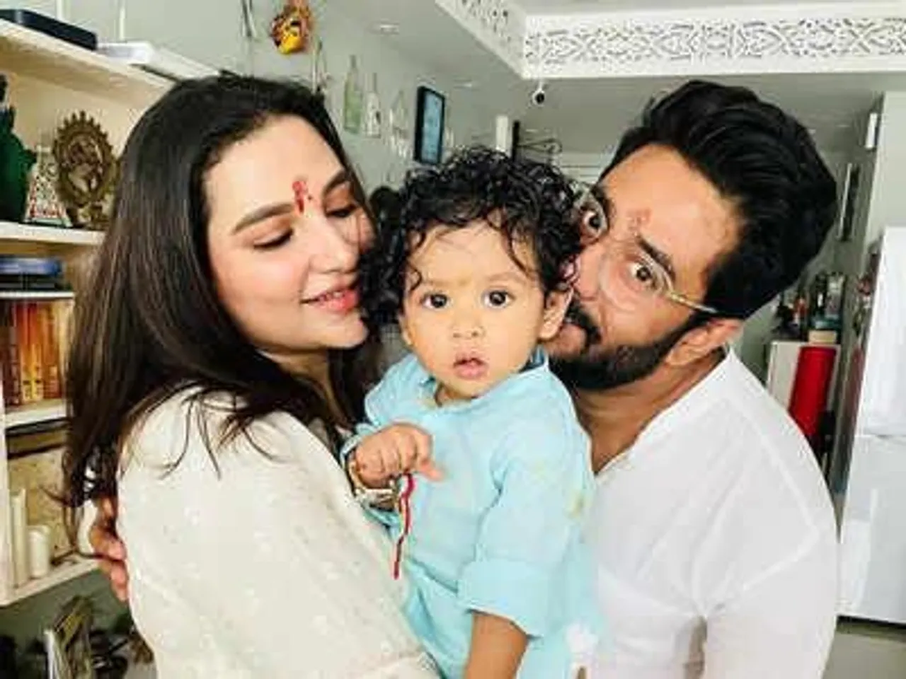 আঙ্গুল উঠিয়ে কাকে বকছে ইউভান!