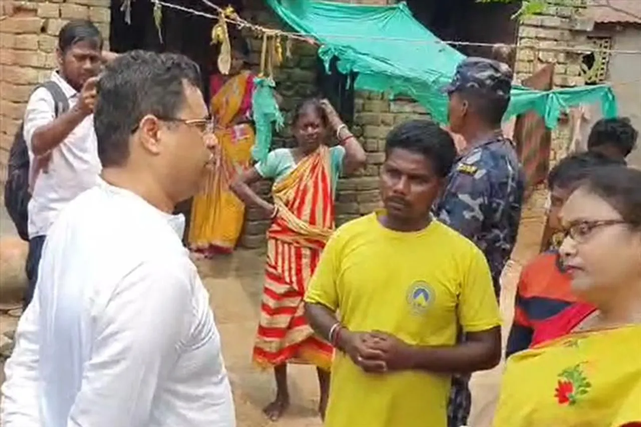 'দিন আনা দিন খাওয়া মানুষদের মাথার ছাদ টাও করে দেয়নি তৃণমূল'