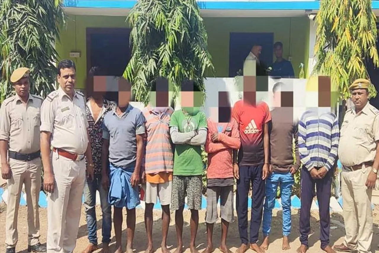 বেআইনি বালি উত্তোলনের বিরুদ্ধে পুলিশের অভিযান, গ্রেফতার ৮