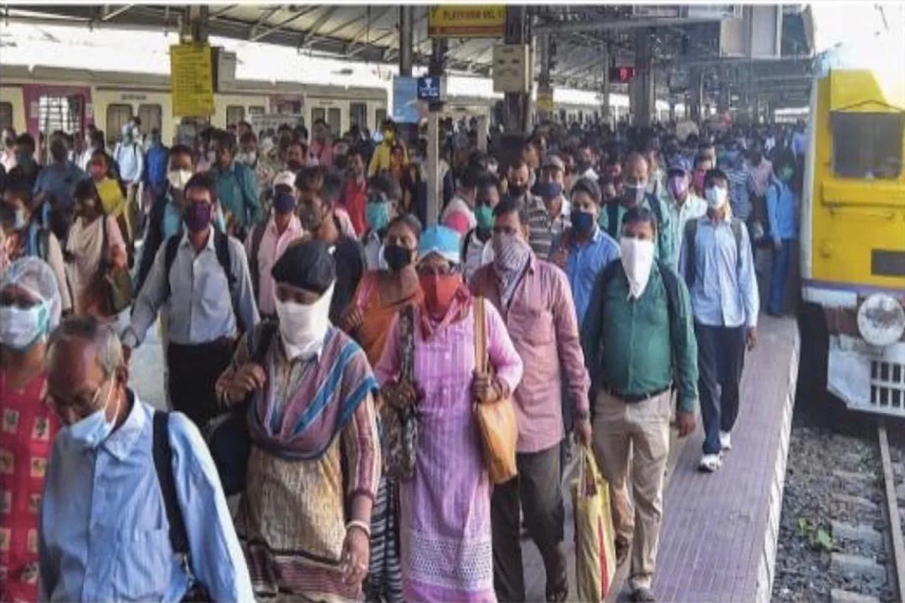 নামেই ৫০ শতাংশ যাত্রী, রাজ্যের লোকাল-এর সেই একই ছবি!