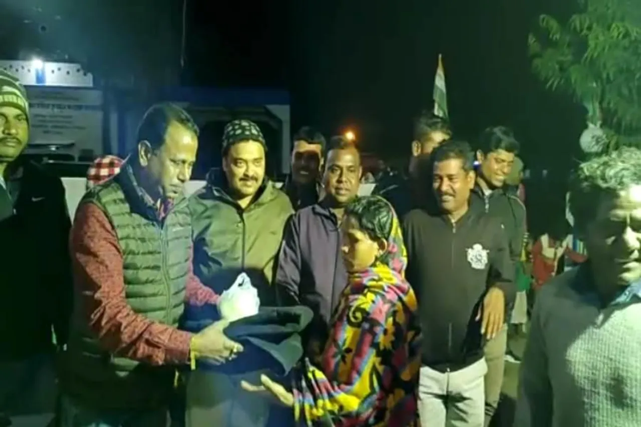 বিবাহ বার্ষিকীতে শীতবস্ত্র দান