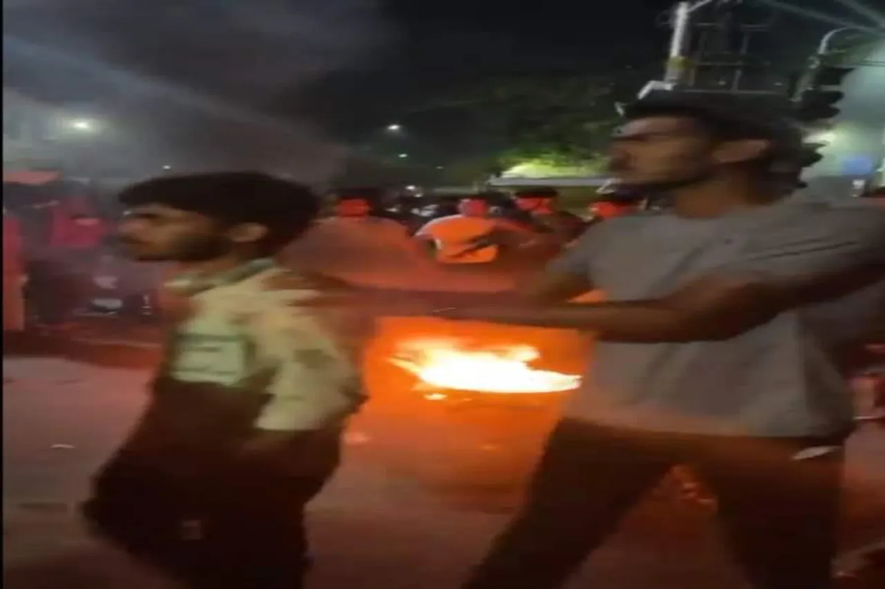 বিজেপি নেতার বিরুদ্ধে হায়দ্রাবাদে বিক্ষোভ, এবার আগুন জ্বালিয়ে বিক্ষোভ- ভিডিও ভাইরাল