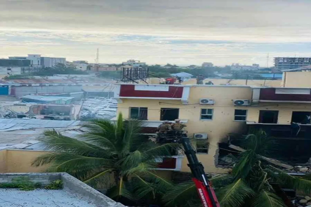 ২০ ঘণ্টা পার, এখনও হায়াত হোটেলের বেশকিছু অংশ জঙ্গিদের দখলে