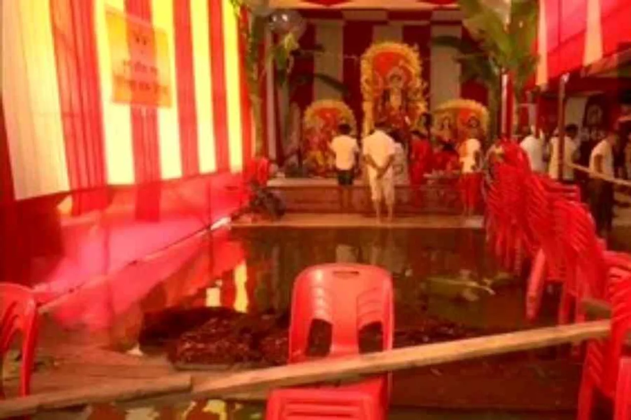 ভারি বর্ষণে জলমগ্ন দূর্গা পুজো প্যান্ডেল