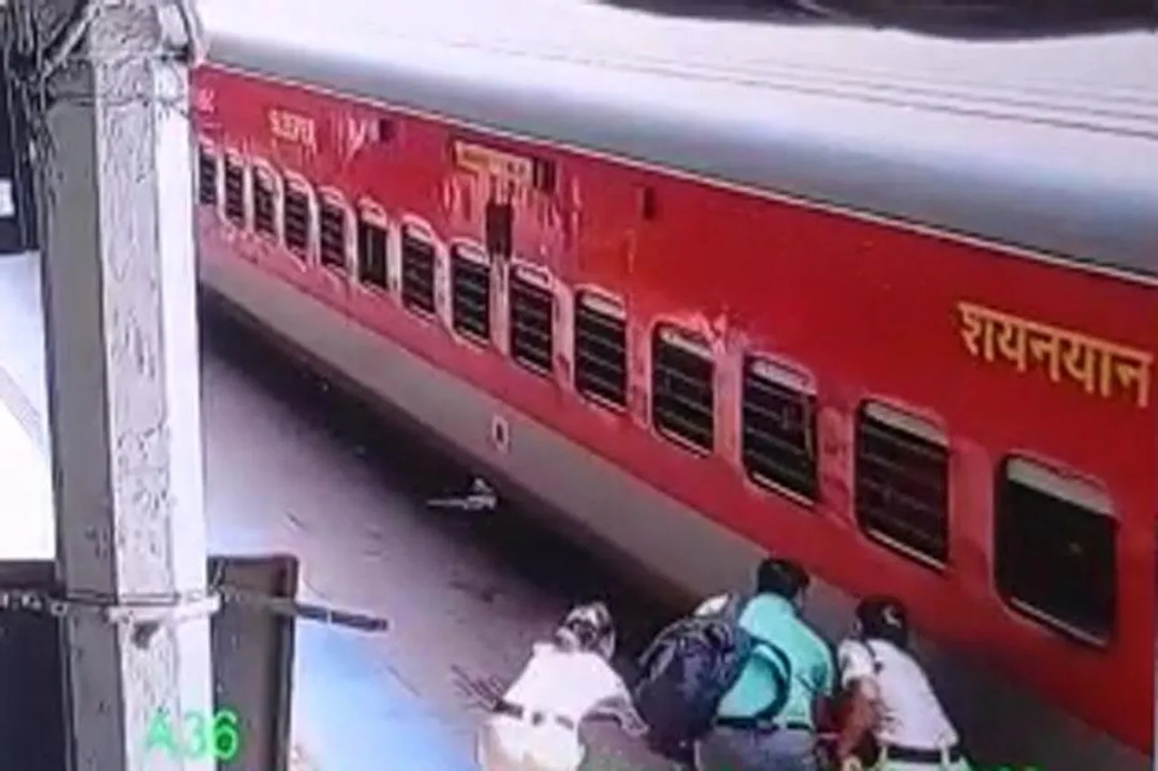 দুই মহিলা RPF কর্মীর তৎপরতায় রক্ষা পেলেন যাত্রী