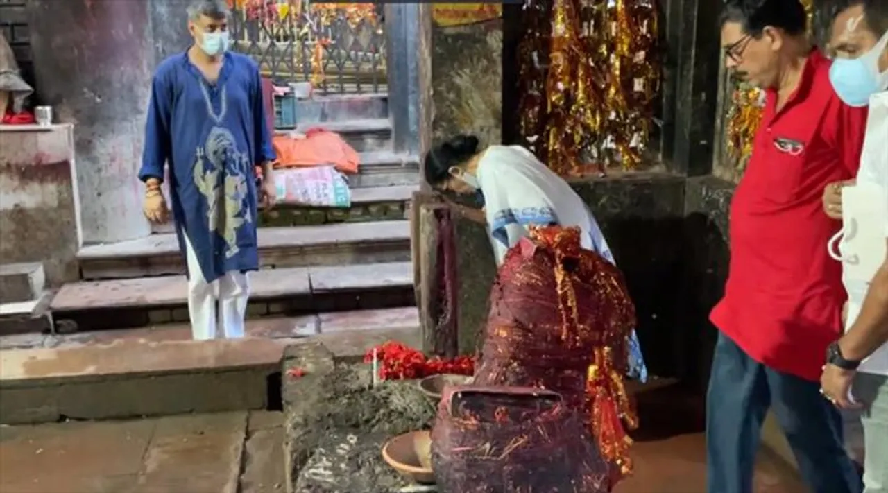 উপনির্বাচনের ফলপ্রকাশের পরই কালীঘাট মন্দিরে পুজো দিলেন মমতা