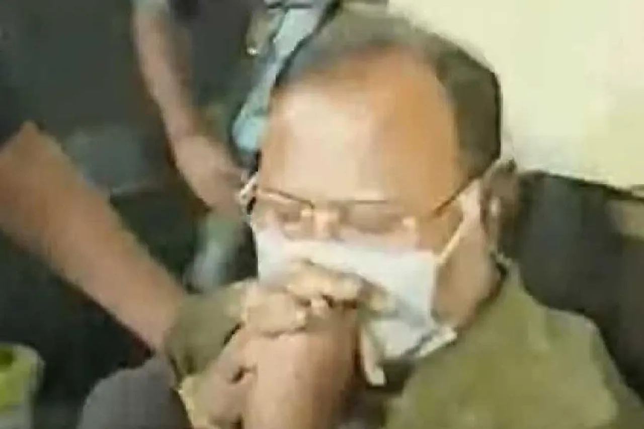 হাসপাতাল থেকে বেরিয়ে চুপ পার্থ-অর্পিতা